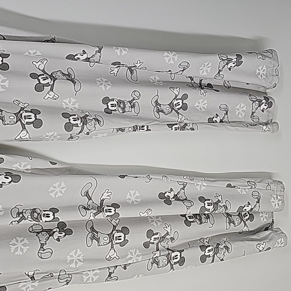 Disney 'Tis The Season' Mickey Mouse Pajama Lounging Set - Picture 5 of 11